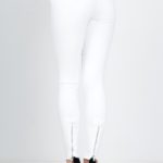 Bílé dámské džínové kalhotky se zipy ve spodní části nohavic