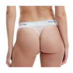 Dámské tanga  QF6136E – VJS – béžové s metalickým pásem – Calvin Klein